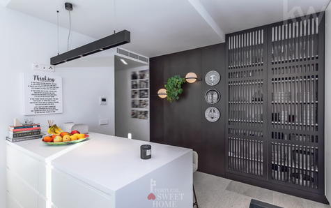 Cozinha (16,9 m2) totalmente equipada com eletrodomésticos Bosch e um amplo despenseiro