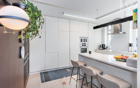 Cozinha (16,9 m2) totalmente equipada com eletrodomésticos Bosch e um amplo despenseiro