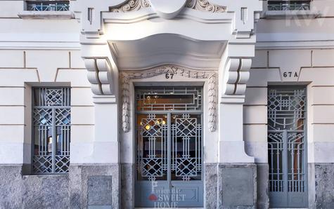 Entrance door of the República 55 building