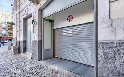 Acesso à garagem pela Avenida Elias Garcia