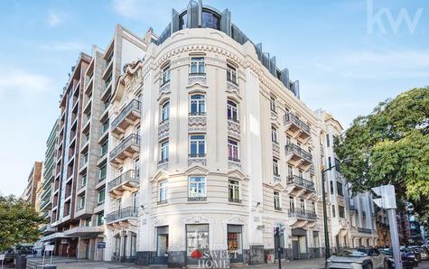 Facade of República 55, on the corner between Av. da República and Av. Elias Garcia.