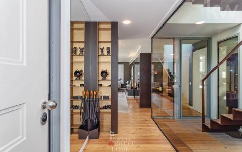 Hall d'entrée avec accès au salon sur la droite, et au toit-terrasse.