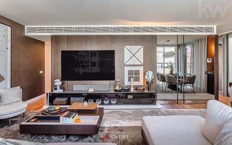 Sala (30 m2) e uma vista desafogada sobre as Avenidas Novas