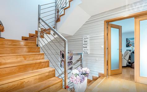 Access stairs on floor 0