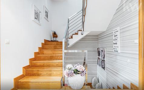 Access stairs on floor 0