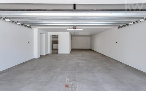 Garagem com 48 m2 e espaço para 3 carros ou 2 carros mais zona de arrumos