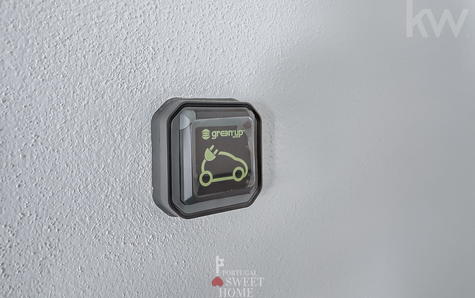 Tomada para carregamento elétrico na garagem