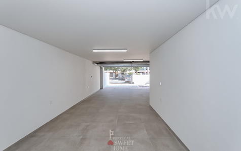Garagem com 48 m2 e espaço para 3 carros ou 2 carros mais zona de arrumos