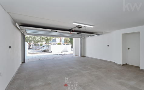 Garagem com 48 m2 e espaço para 3 carros ou 2 carros mais zona de arrumos