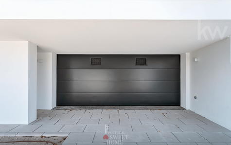 Garagem com 48 m2 e espaço para 3 carros ou 2 carros mais zona de arrumos