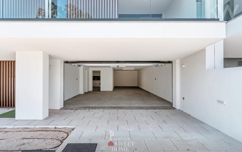 Garagem com 48 m2 e espaço para 3 carros ou 2 carros mais zona de arrumos