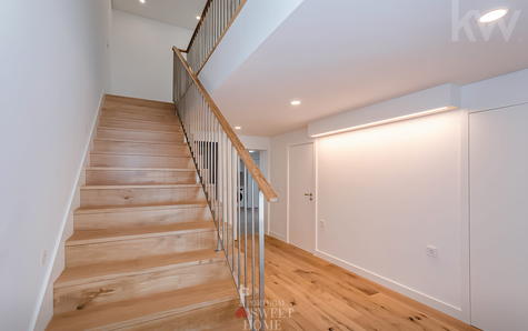 Entrance hall, access to the garage and staircase leading to the upper floors