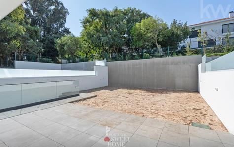 Jardin (70 m2) et terrasse (28 m2) à l'arrière