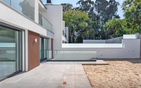 Jardin (70 m2) et terrasse (28 m2) à l'arrière