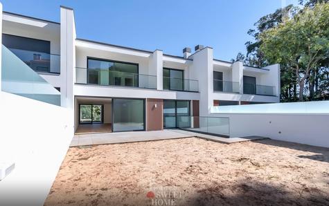 Jardim (70 m2) e terraço (28 m2) nas traseiras