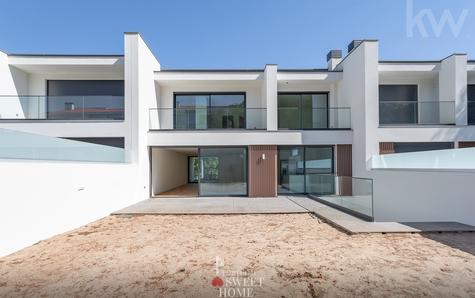 Jardin (70 m2) et terrasse (28 m2) à l'arrière
