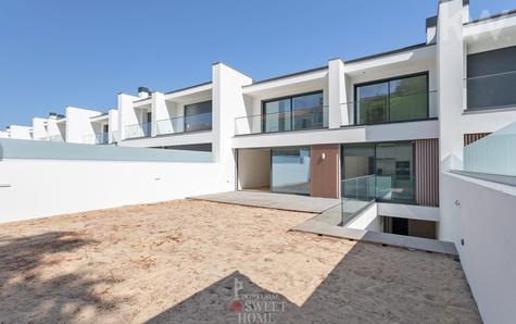 Jardin (70 m2) et terrasse (28 m2) à l'arrière