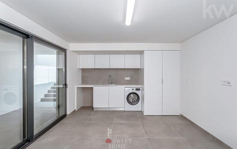Lavandaria  (12 m2) no piso 0 com acesso à garagem e a um terraço para estendal