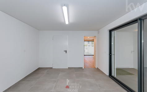 Lavandaria  (12 m2) no piso 0 com acesso à garagem e a um terraço para estendal