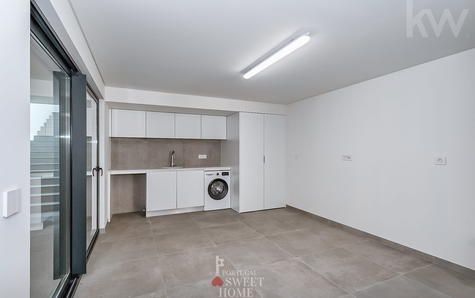 Lavandaria  (12 m2) no piso 0 com acesso à garagem e a um terraço para estendal