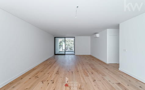 Séjour de 45 m2 avec accès à 2 terrasses et au jardin