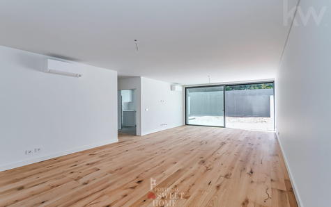 Living room with 45 m2 access to 2 terraces and the garden