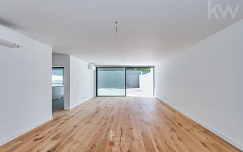 Séjour de 45 m2 avec accès à 2 terrasses et au jardin