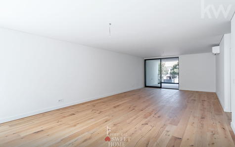 Séjour de 45 m2 avec accès à 2 terrasses et au jardin