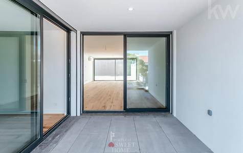 Terrasse dans le séjour (16 m2) face à la rue principale