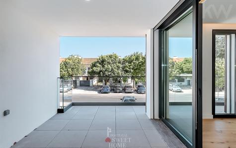 Terrace in the living room (16 m2) facing the main street