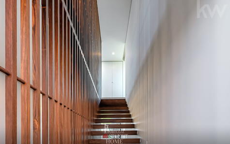 Escadaria de acesso ao piso superior
