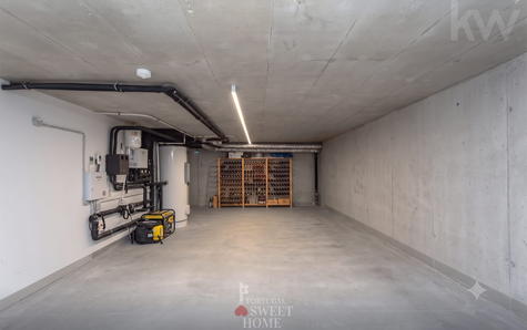 Garagem na cave (86 m2) com área técnica e espaço para arrumação