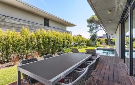 Zona exterior de refeições, junto à piscina