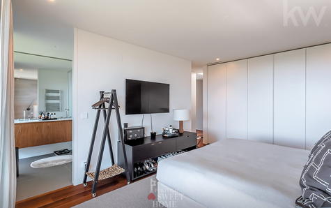 Suíte principal (17 m2), com Closet (4 m2) e Casa de Banho (6 m2)