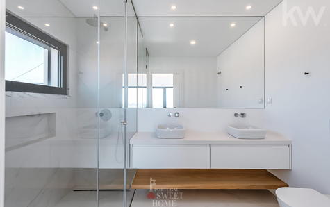 Uma das 1 das 5 casas de banho da casa