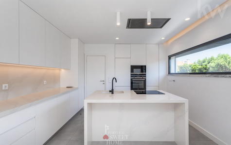 Cozinha (15,5 m2) totalmente equipada, com ligação à sala