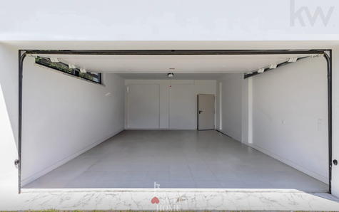 Garagem (37 m2) com espaço para 2 carros e arrumação
