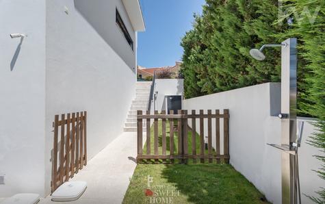 Corredor de ligação entre os jardins da frente e do logradouro traseiro da casa
