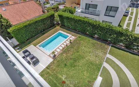 Vista do jardim e piscina. Amplo terreno com 505 m2