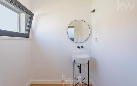 Lavabo social no piso térreo