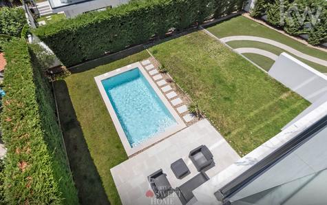 Vista do jardim e piscina. Amplo terreno com 505 m2