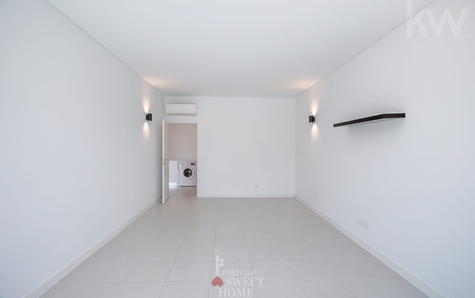 Divisão multifuncional (quarto, sala de jogos), com 27 m2, localizada no piso da cave, em frente à piscina e ao jardim