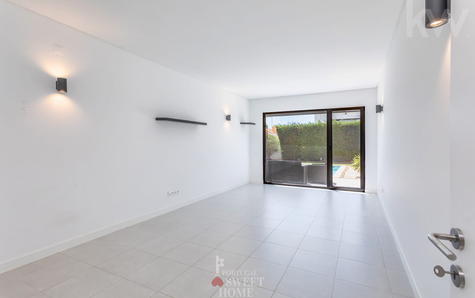 Divisão multifuncional (quarto, sala de jogos), com 27 m2, localizada no piso da cave, em frente à piscina e ao jardim