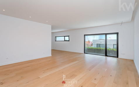 Sala ampla e luminosa (49 m2) com zonas de estar e refeições