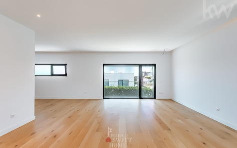 Pièce spacieuse et lumineuse (49 m2) avec espaces salon et salle à manger.