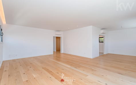 Pièce spacieuse et lumineuse (49 m2) avec espaces salon et salle à manger.
