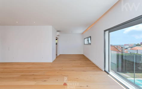 Sala ampla e luminosa (49 m2) com zonas de estar e refeições
