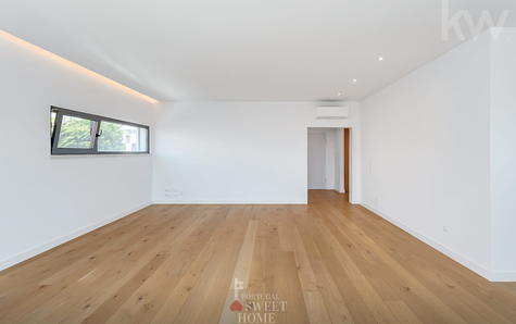 Pièce spacieuse et lumineuse (49 m2) avec espaces salon et salle à manger.