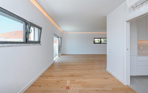Pièce spacieuse et lumineuse (49 m2) avec espaces salon et salle à manger.