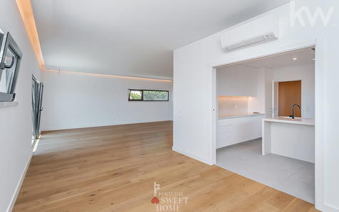 Sala ampla e luminosa (49 m2) com zonas de estar e refeições
